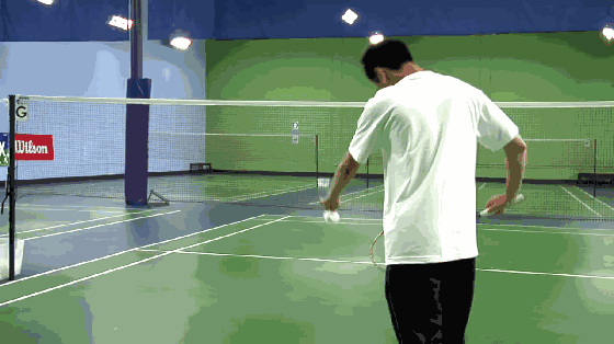 {六合彩}(羽毛球单打正确的发球姿势图)