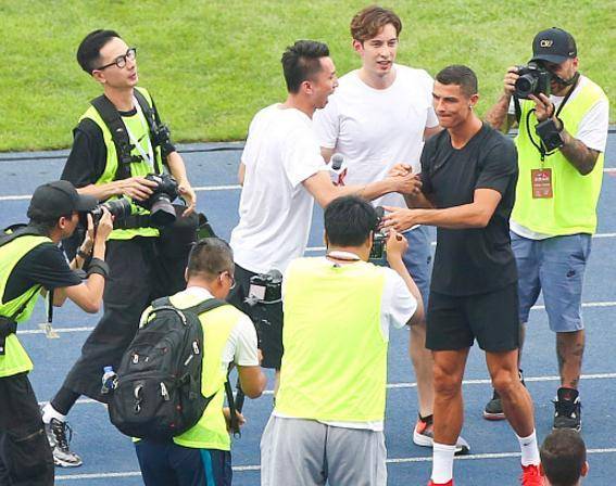 {捕魚機}(c罗中国行足球鞋)